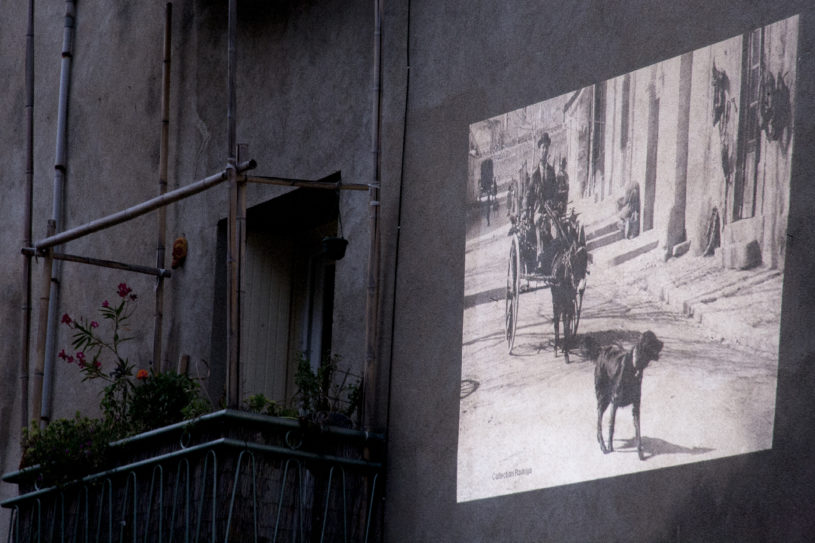 Photos d'Anduze projetée sur un mur de la Place du 8 Mai