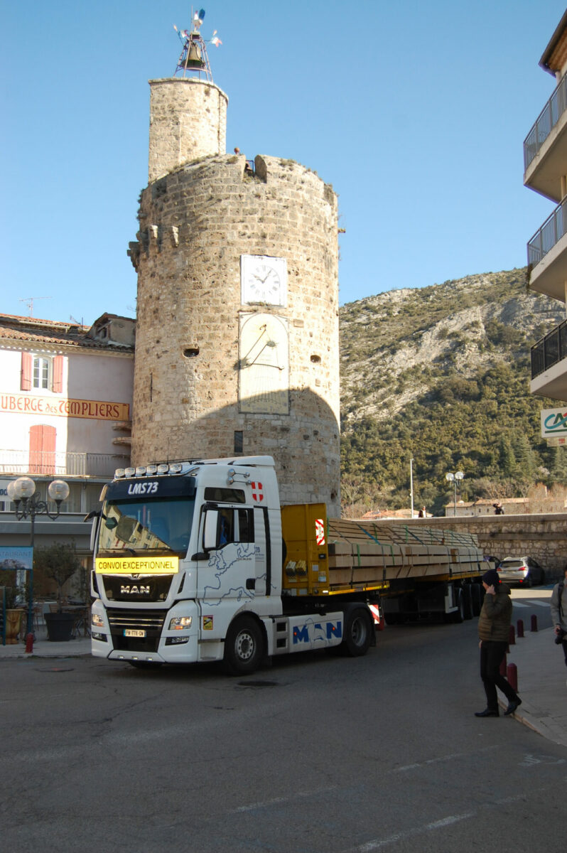 Travaux temple - Chronique n°4 - Photo n°2 : Arrivée du camion et sa longue remorque