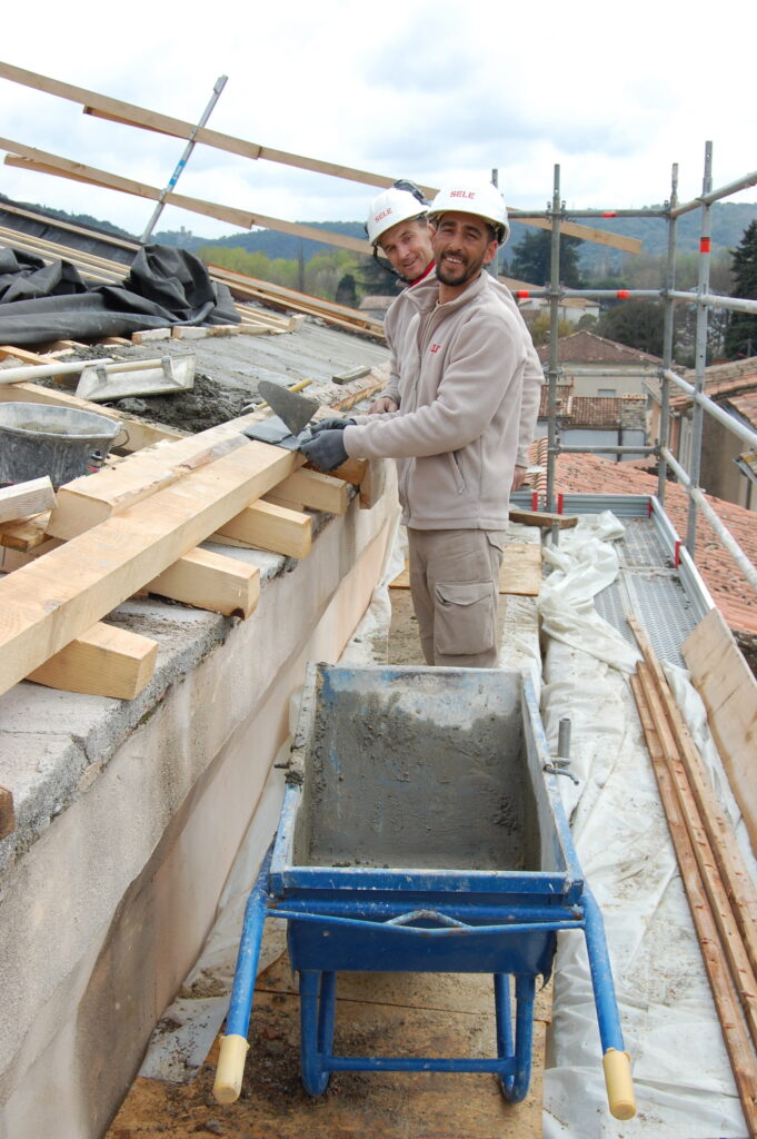 Travaux temple - Chronique n°5 - Photo n°4 : Les ouvriers de SELE en plein travail sur les arases