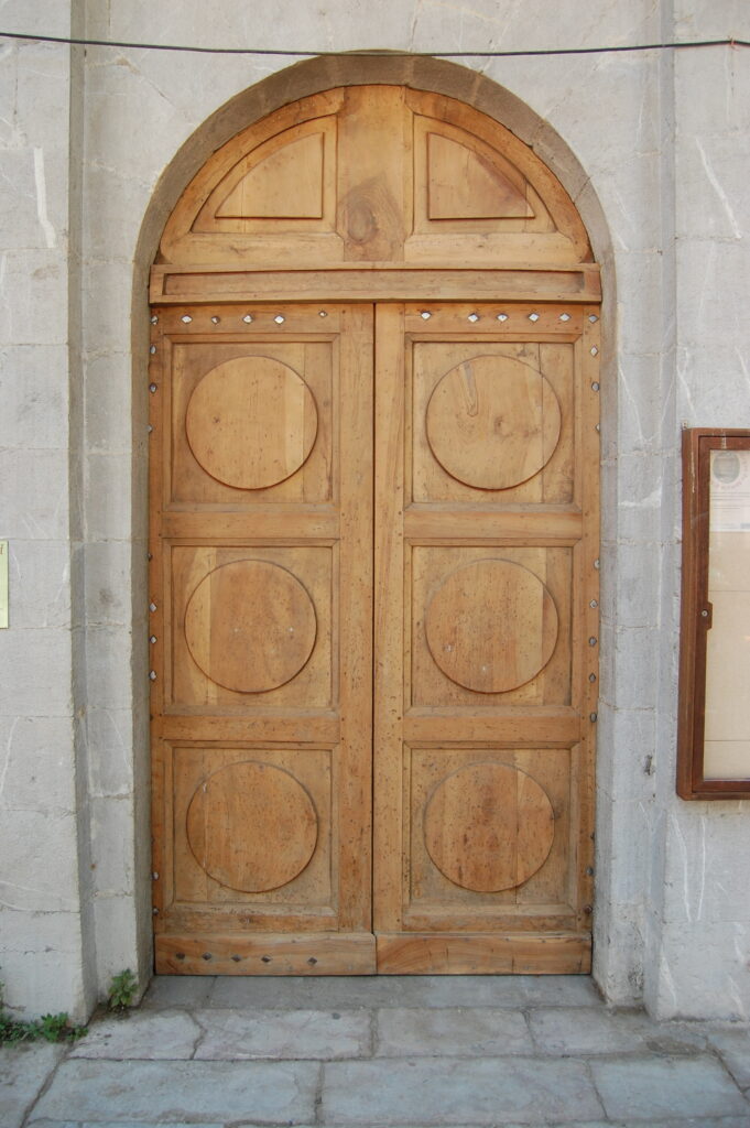 Travaux temple - Chronique n°7 - Photo n°5 - Les portes d’entrée du temple ont été poncées