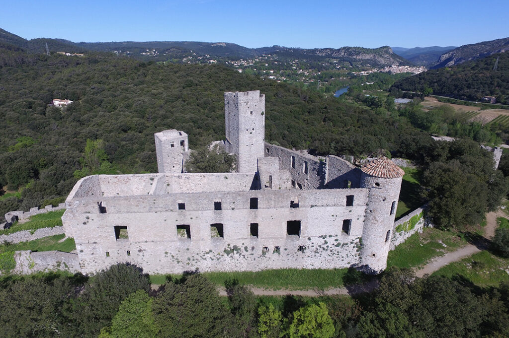 Travaux château Tornac - Chronique n°1 - Photo n°1 - Vue du château, côté des travaux en sous-sol