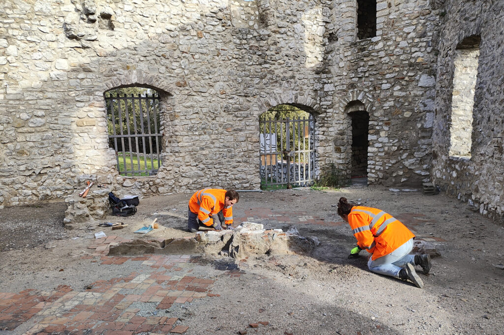 Travaux château Tornac - Chronique n°2 - Photo n°12 - Les archéologues d’Hadès en plein travail au-dessus des caves rénovées