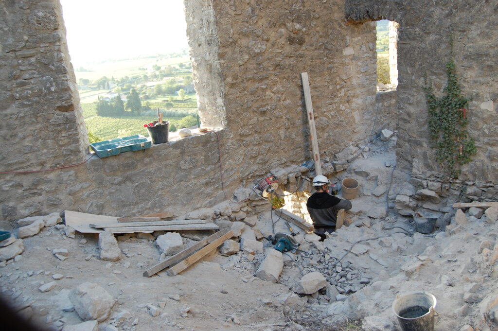 Travaux château Tornac - Chronique n°2 - Photo n°6 - Vue élargie de cette fenêtre dont la voûte n’est pas encore en place