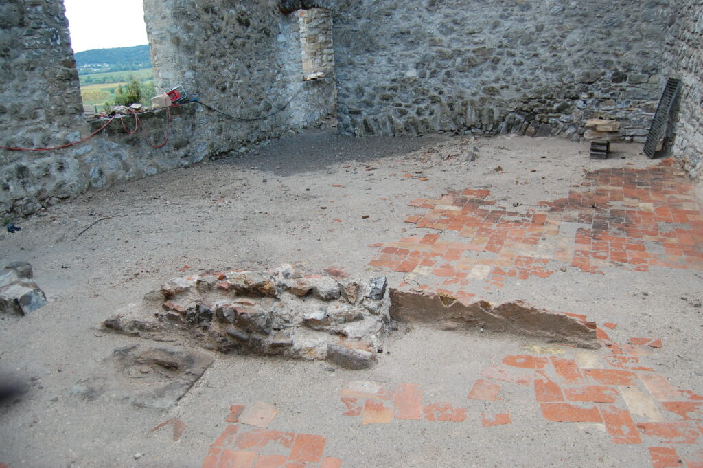 Travaux château Tornac - Chronique n°2 - Photo n°7 - Vestiges d’un mur et d’une cloison découverts par les maçons lors du décaissement du sol