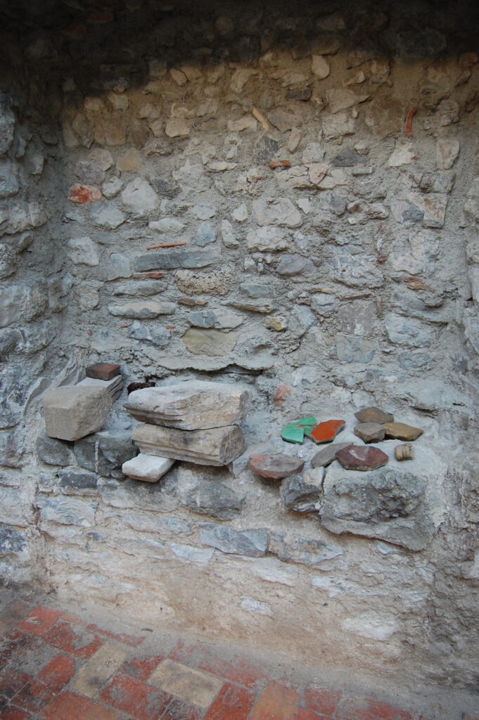 Travaux château Tornac - Chronique n°2 - Photo n°8 - Tessons de poterie et pierres taillées trouvés lors du décaissement